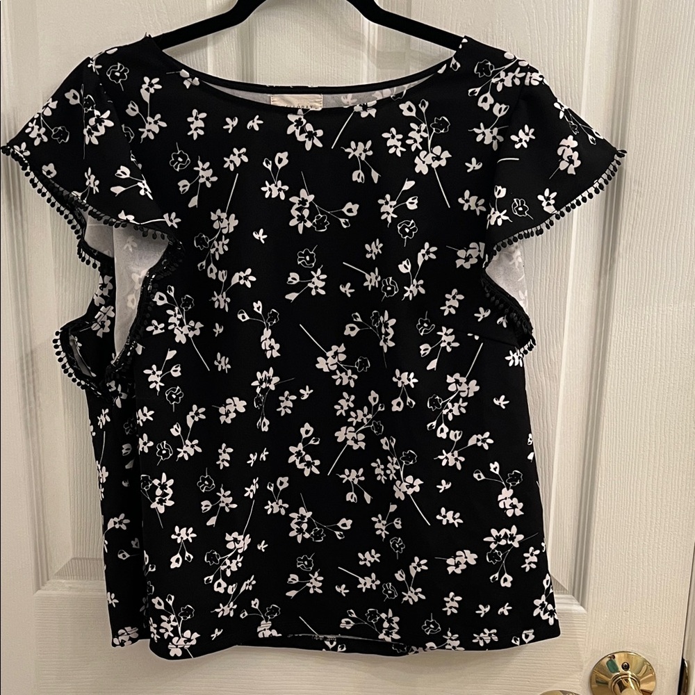 NWOT MELLODAY Black and White Floral Blouse